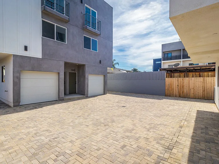 5142 Riverton Ave — Photo 13