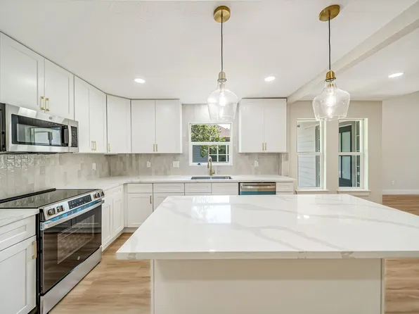 717 Clayton St, Tomball, TX 77375