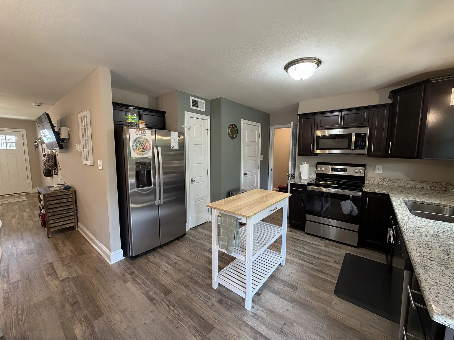 3 bed, 2.5 bath, 1595 sqft, $1,700 — Photo 3