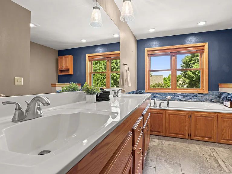 1872 Barrington Dr — Photo 13