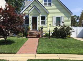 19 Westmoreland Rd, Merrick, NY 11566