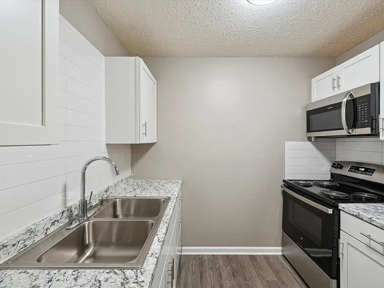 4013 Harvest Ln — Photo 9