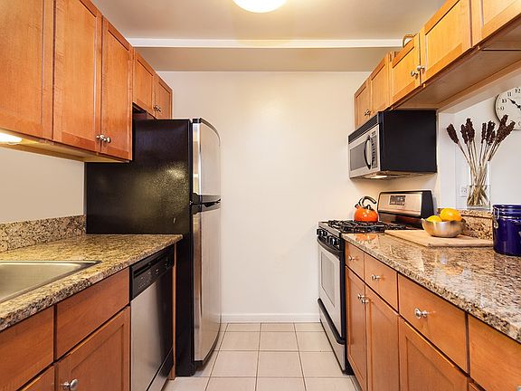3rd image of 520 W 24th St