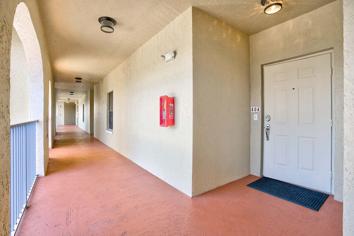 Building Photo - 500 Uno Lago Dr #404