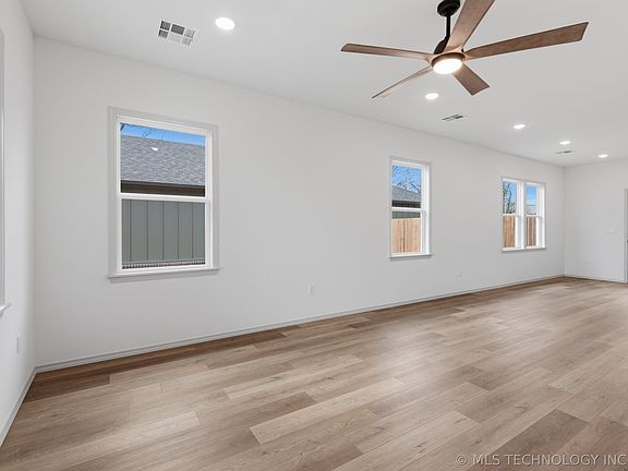 5th image of 323 NW A St