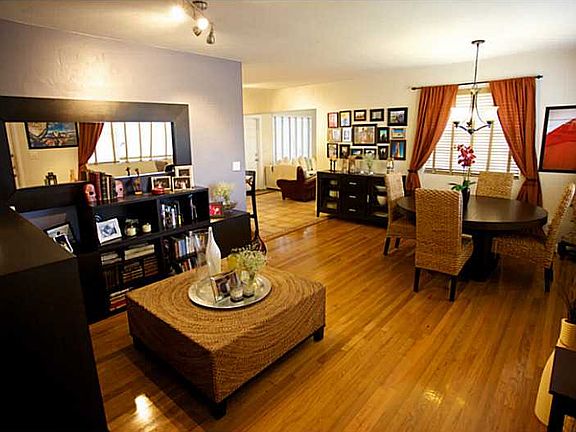 GEM l 3b/2b gorgeous kitchen, pool & detached 2 car garage