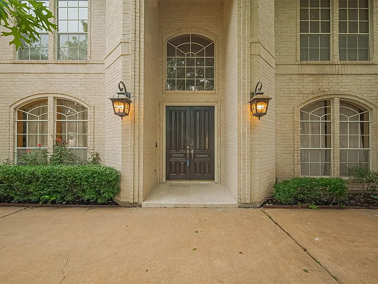 1123 Horseshoe Dr — Photo 1
