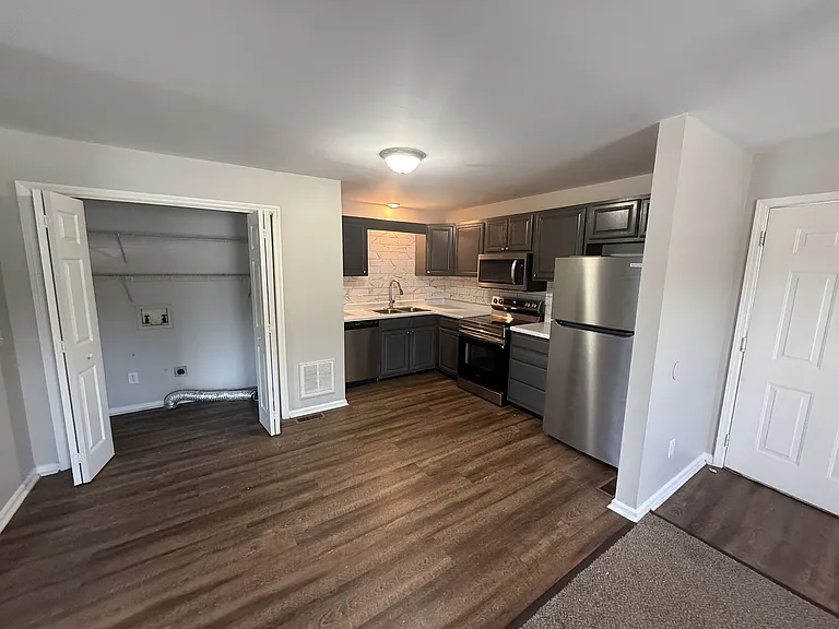 Admiral Place Apartments — Photo 11
