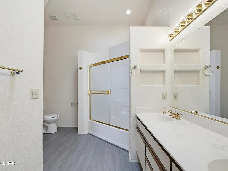 3099 Jamaica Blvd S — Photo 38