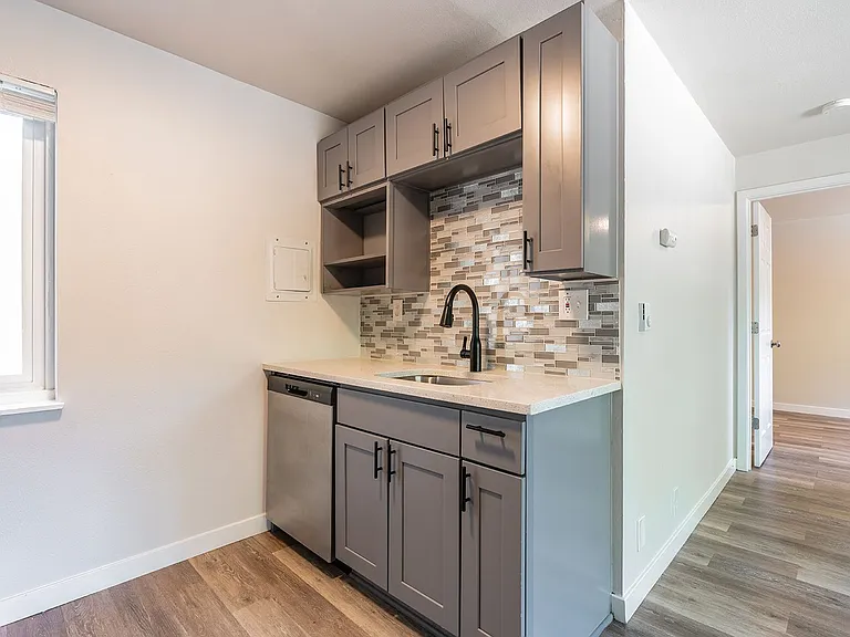 Eleanor Apartments — Photo 21