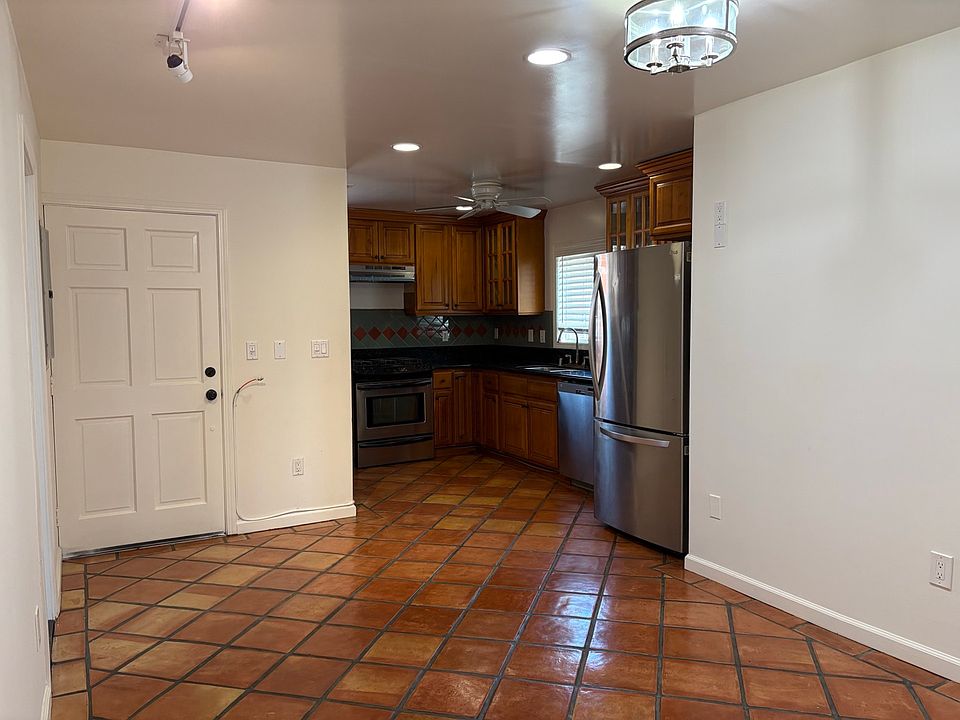 Kitchen & Dining