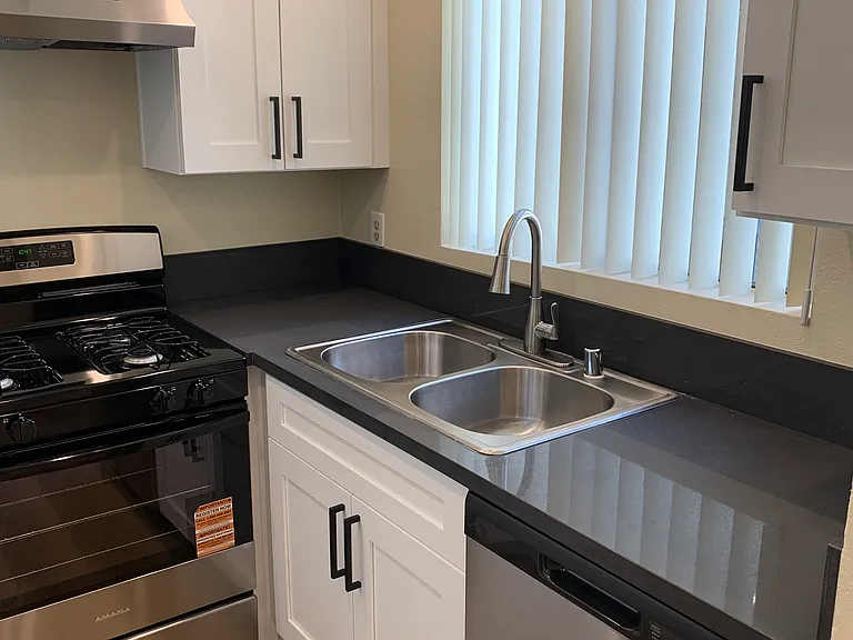 519 Palm Dr #13 — Photo 1