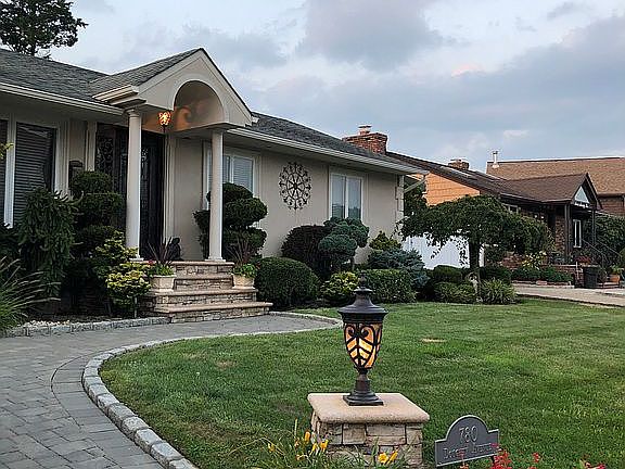 3rd image of 780 Doughty Ave