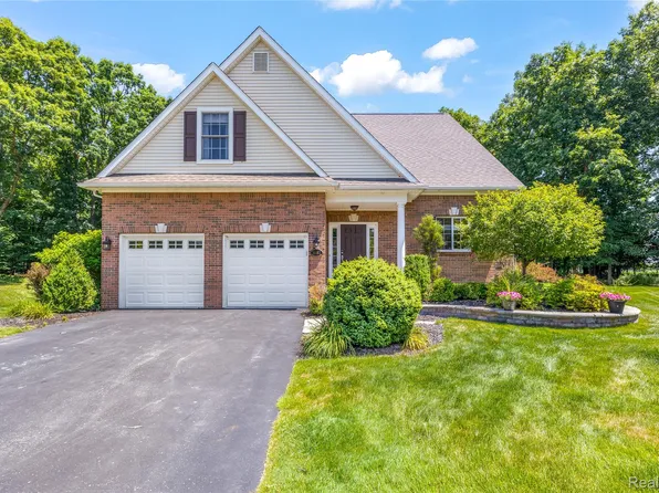 10182 Edgewood Dr, Grand Blanc, MI 48439