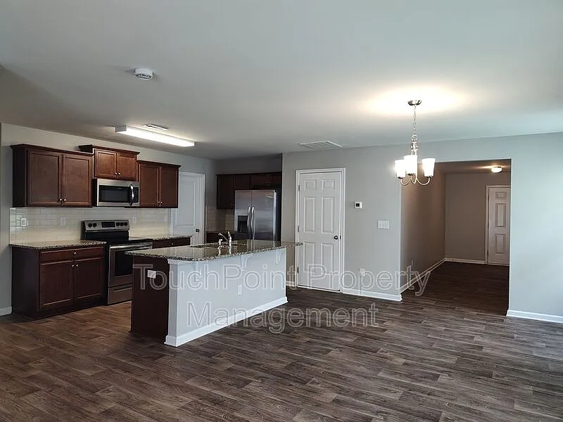 5 bed, 3.0 bath, 2361 sqft, $2,095 — Photo 2