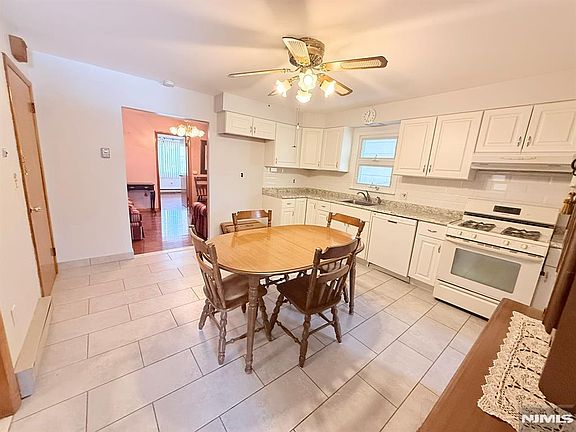 5th image of 54 Spring St