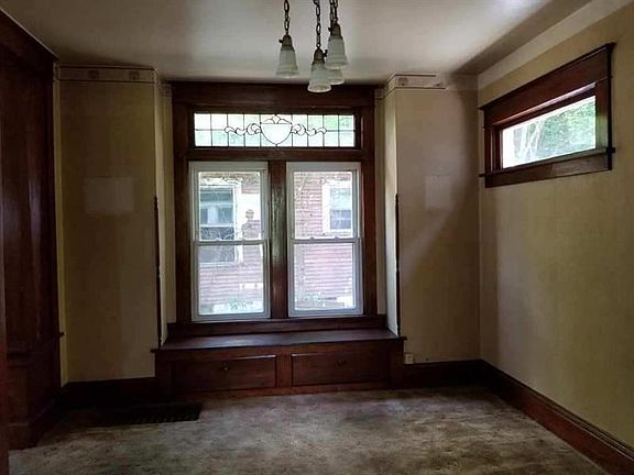 5th image of 893 Thomas Ave