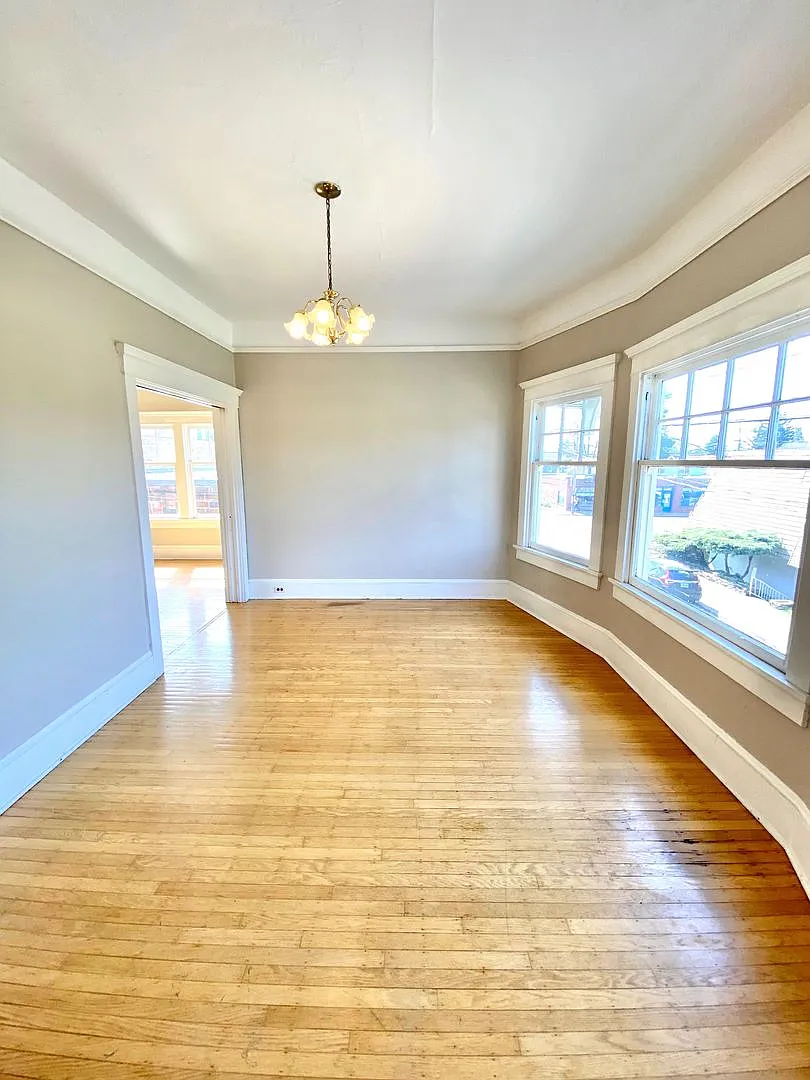 Amazing 2 Room, 1 Bath 2 Story Apt in Hawthorne Area — Photo 3