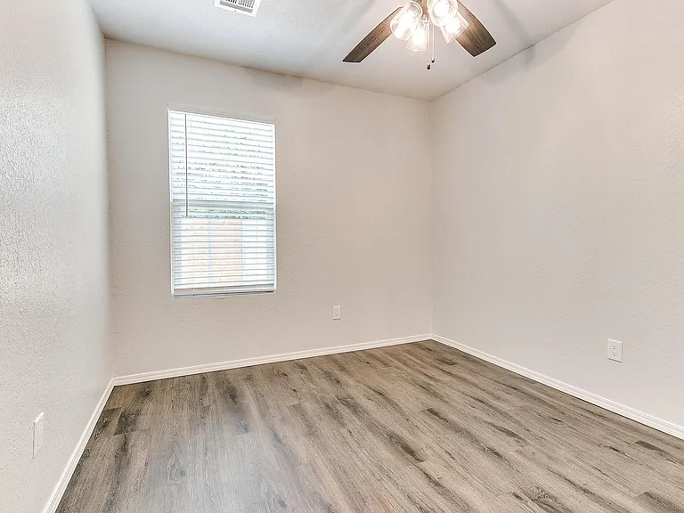 425 Dauphin Ave — Photo 16