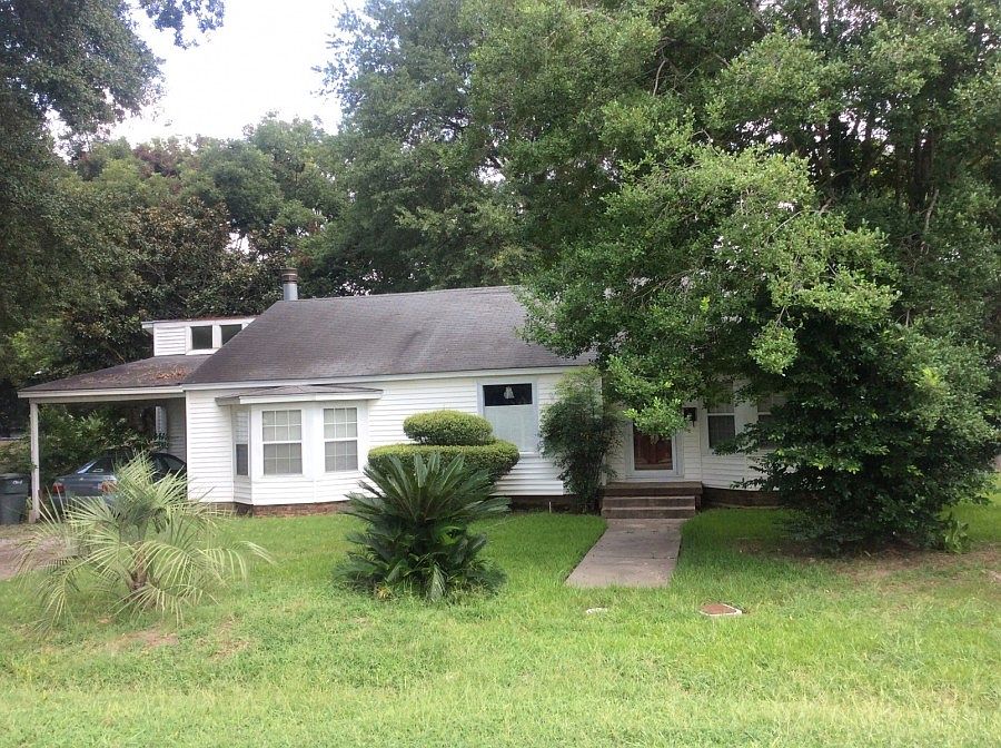 2nd image of 613 E 2nd St