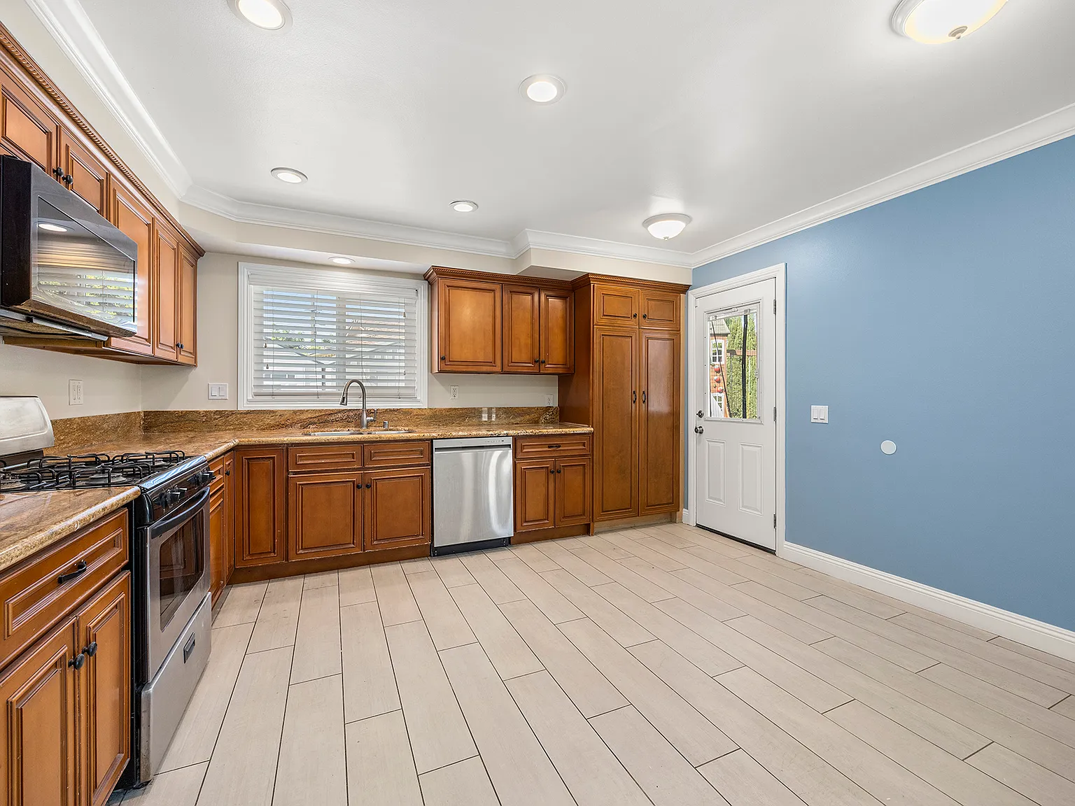 5 bed, 1972 sqft, $5,595 — Photo 4