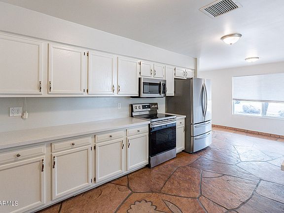 3rd image of 2440 E VISTA Drive