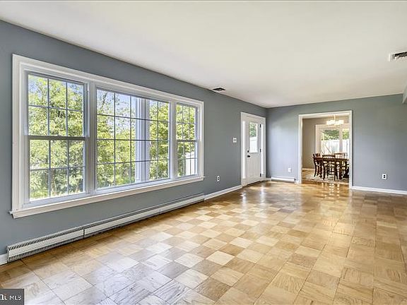 3rd image of 4315 Elmwood Dr