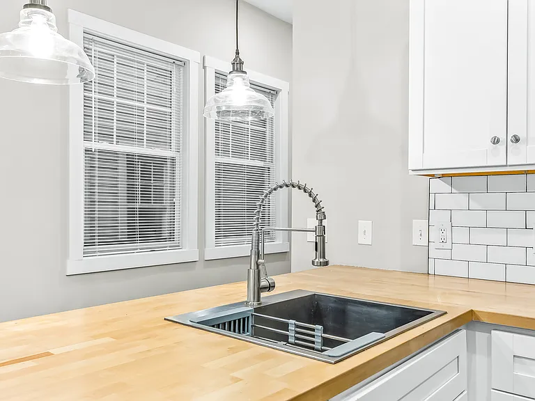 1112 E Spring St #1 — Photo 8