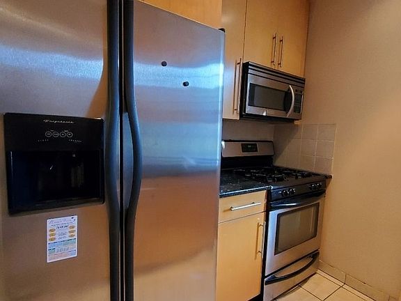 3rd image of 666 39th St #2/10