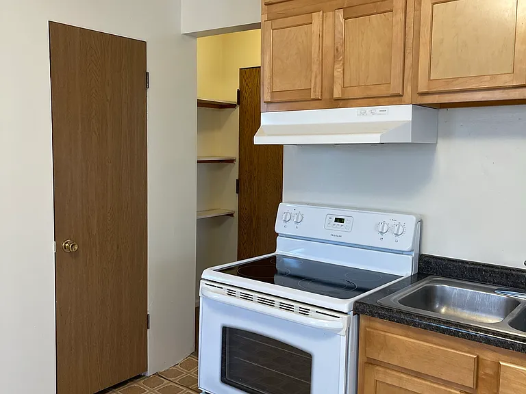 523 E Burlington St #3 — Photo 4