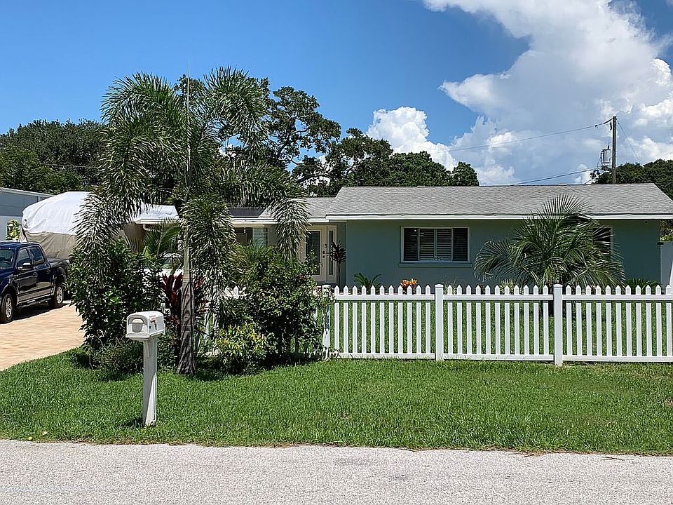 Front Yard w picket fence