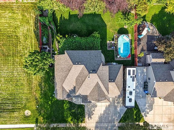 5th image of 636 Gary St