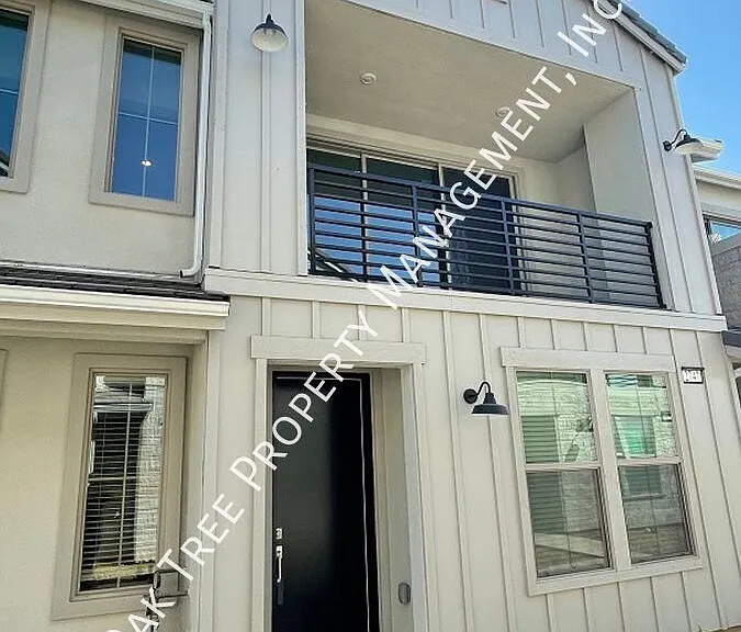2747 E Tamarind Dr — Photo 2