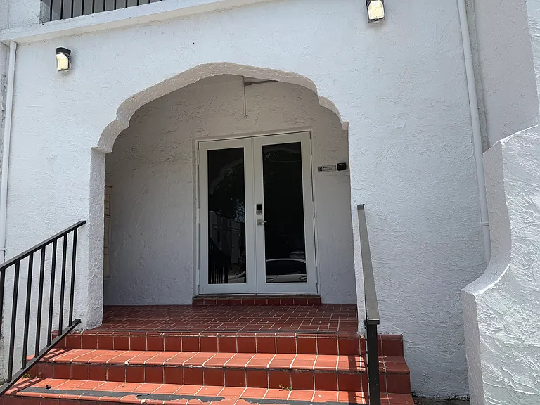 1017 SW 9th St #3 — Photo 1
