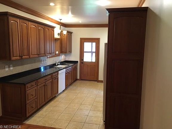 2nd image of 517 W 11th St