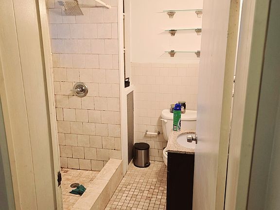 3rd image of 748 Fitzwater St Floor 1