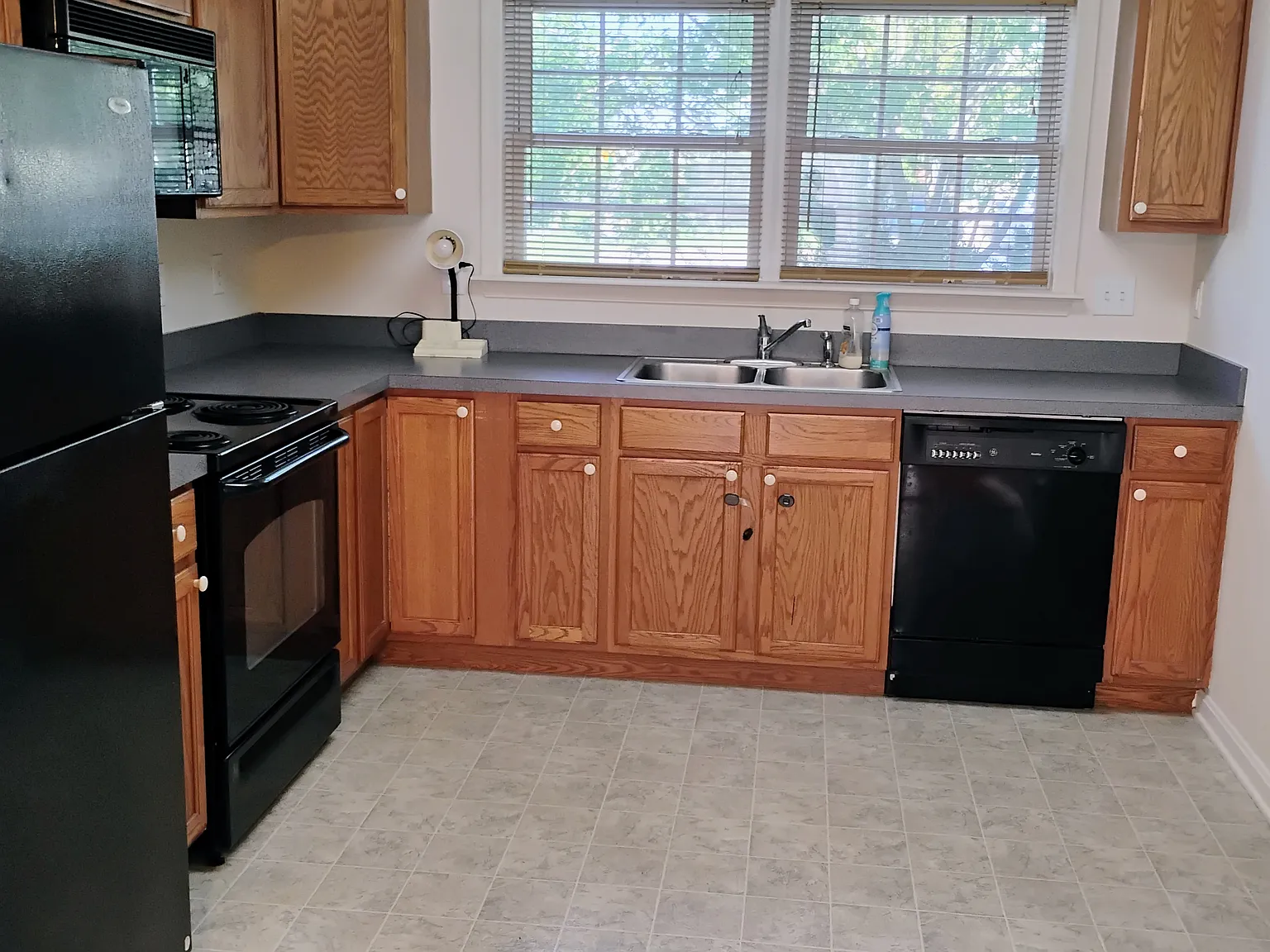 3 bed, 2.5 bath, 1360 sqft, $1,645 — Photo 4