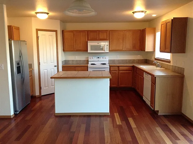 4 bed, 2.5 bath, 2542 sqft, $3,380 — Photo 2