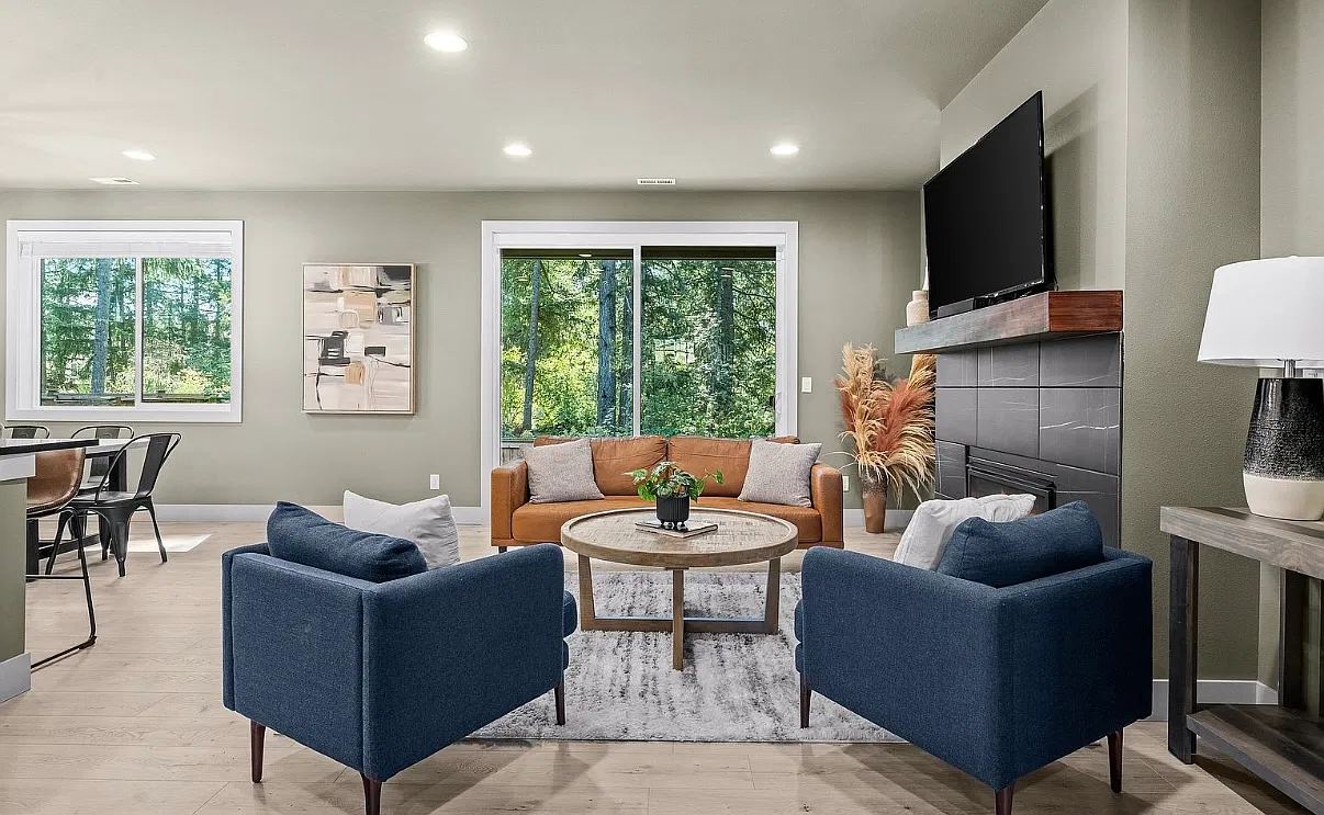3 bed, 2420 sqft, $3,495 — Photo 3