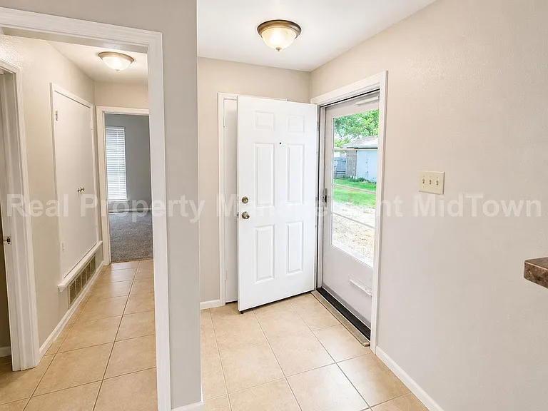 4209 Wingrove Dr — Photo 2