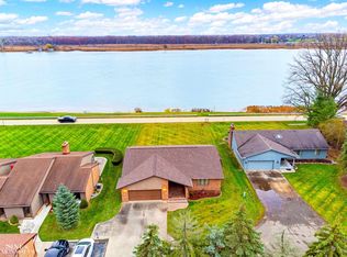 2512 River Rd, Marysville, MI 48040