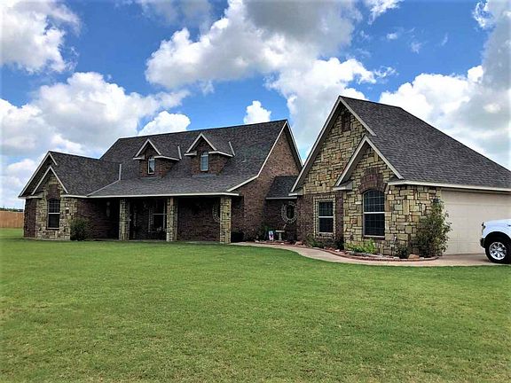 2nd image of 310 NE Meadow Ln