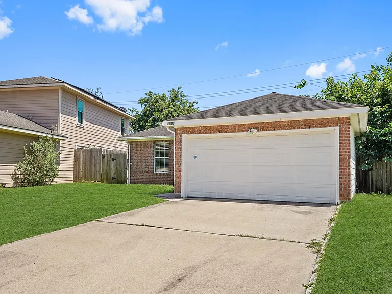 1631 Quail Run — Photo 2