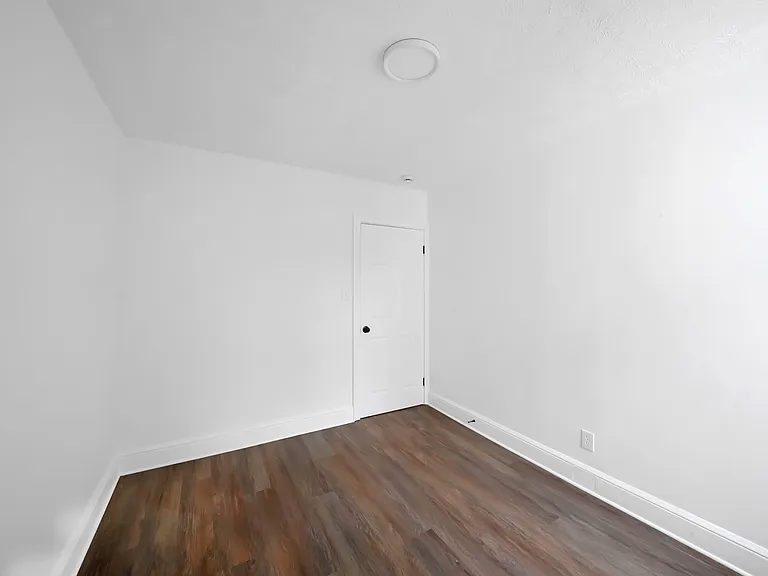 3001 Woodbine Ave — Photo 8