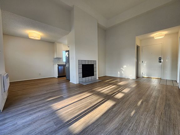 4th image of 3750 Kelton Ave #201