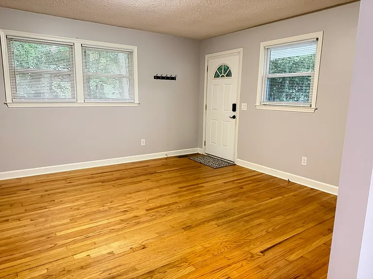818 Lynwood Dr — Photo 5