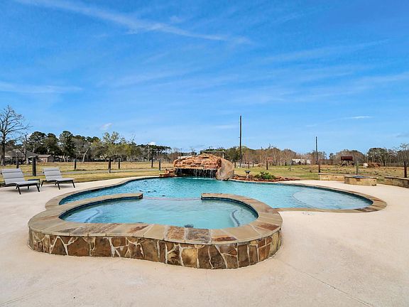 2nd image of 524 N Gum Gully Rd