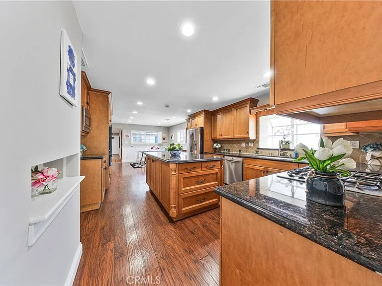 927 Montecito Dr — Photo 14