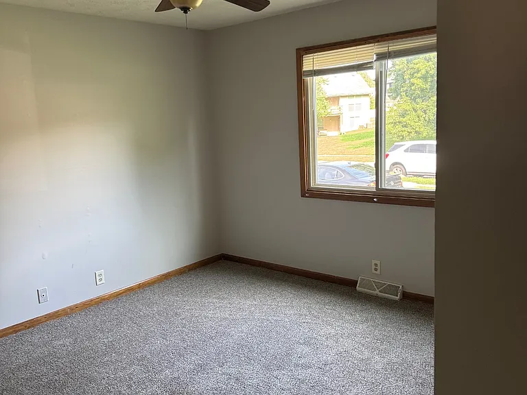 8009 S 48th Ave — Photo 8