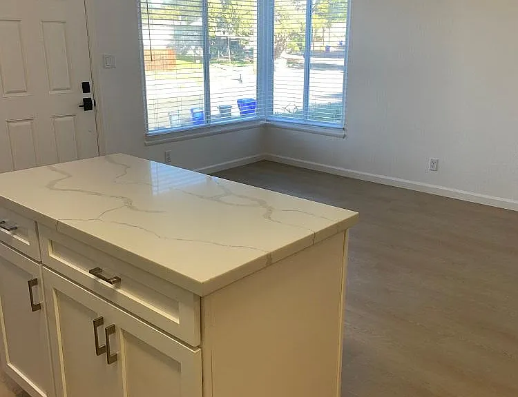 1042 Evans Ave — Photo 6